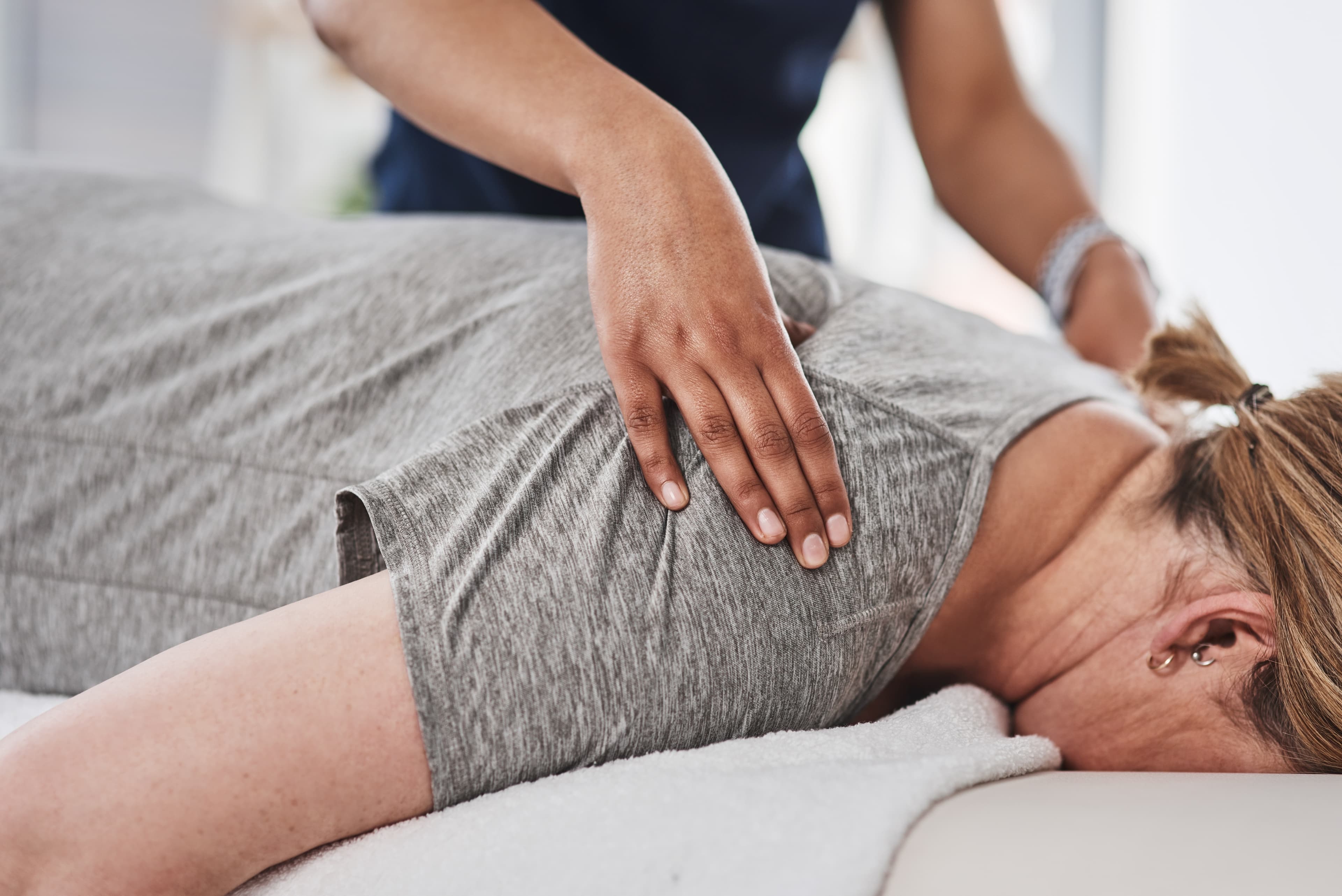 Rückenschmerzen und Beinschmerzen – was sind die Ursachen und wie kann Ihnen eine Massage helfen?