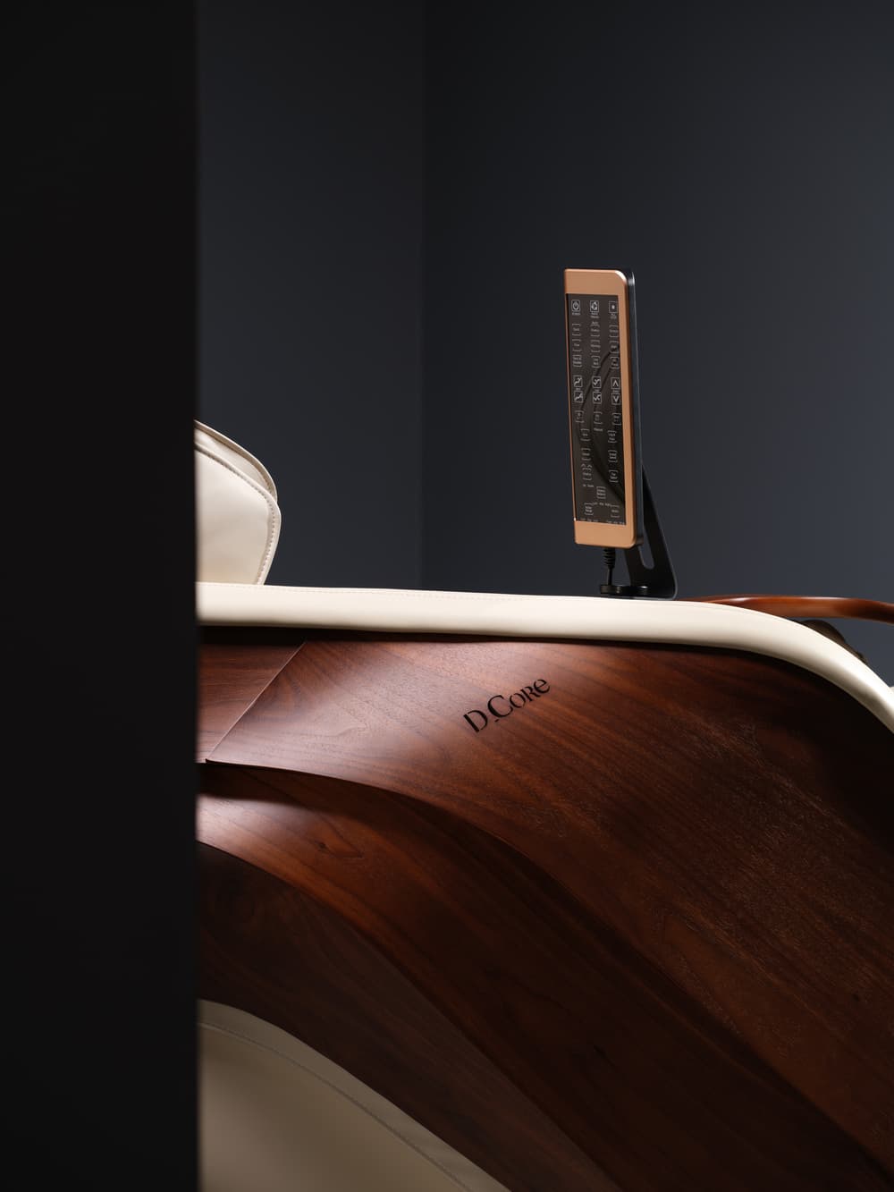 Japanische Ästhetik.
Die natürliche Schönheit des Nussbaumholzes