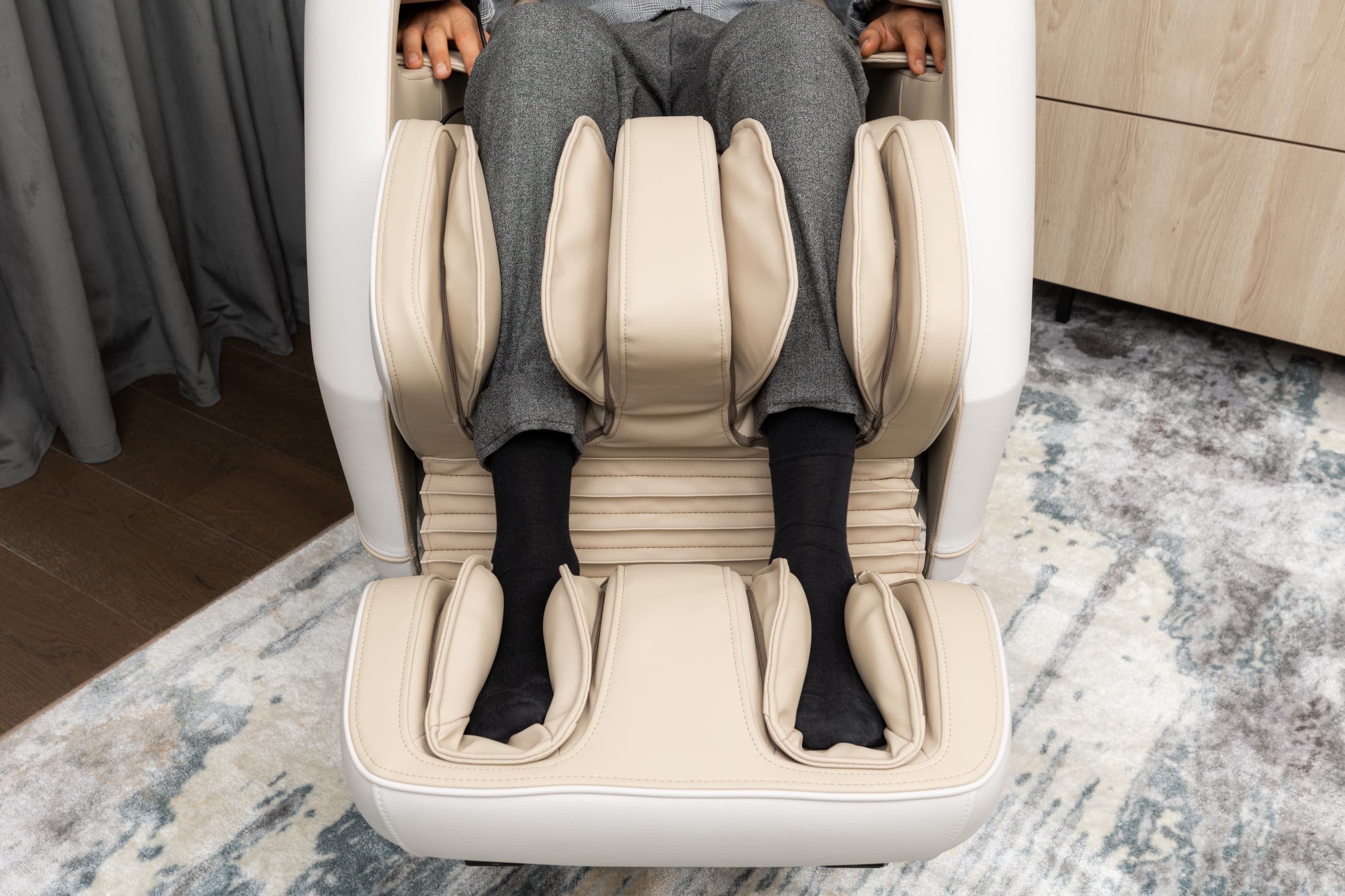 Die Fußstütze ist elektrisch und automatisch ausziehbar
Perfekt für große Personen